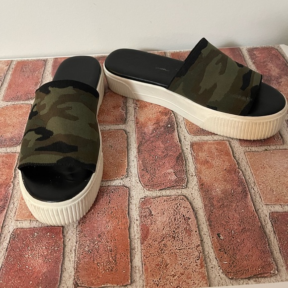 Women's Jessica Simpson Ezira Flat Platform Slide Sandal in Camo Size 8.5 - Picture 2 of 4